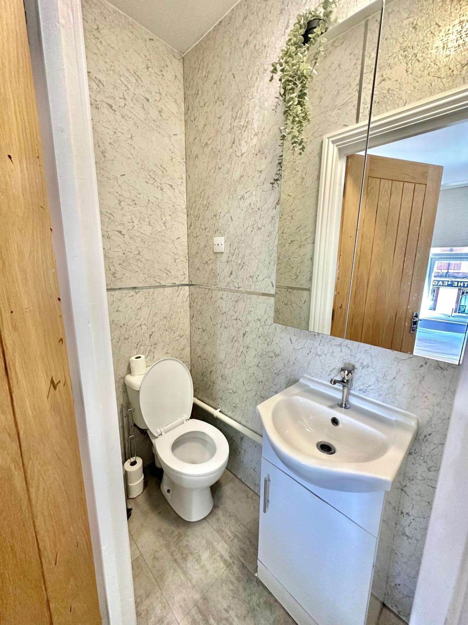 Cosy En-Suite Room In Stratford Лондон Экстерьер фото
